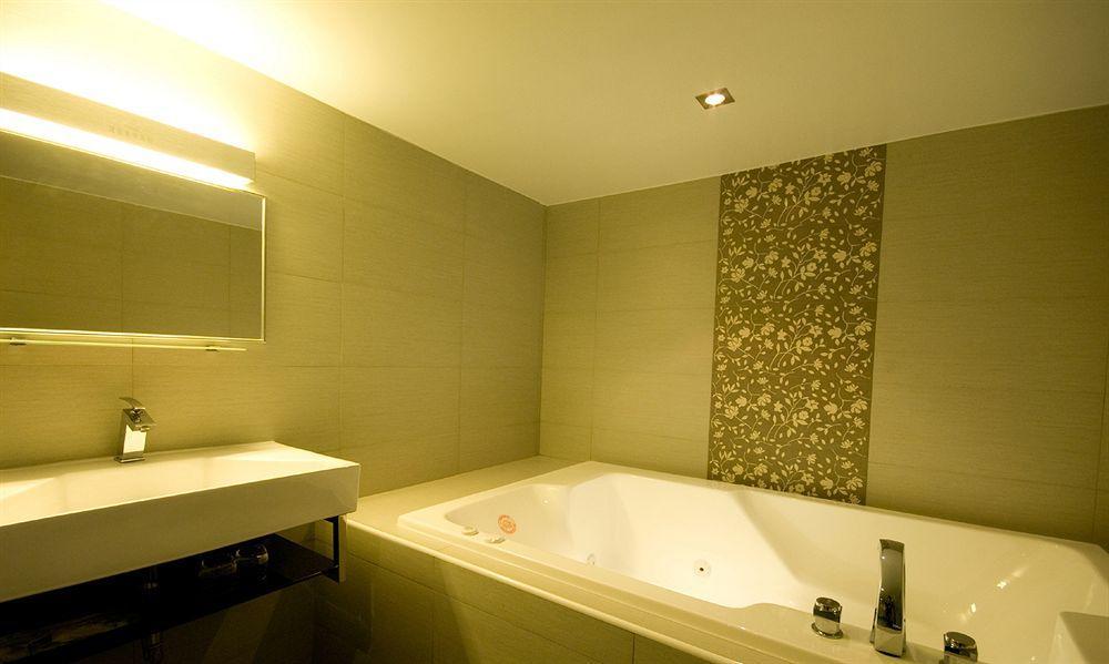 The Riverside Hotel Esthetics Kaohsiung Exterior foto